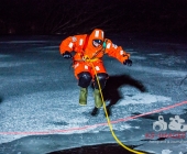 Übung Wasserrettung Person in Eis eingebrochen