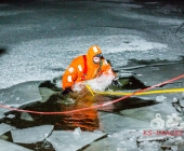Übung Wasserrettung Person in Eis eingebrochen